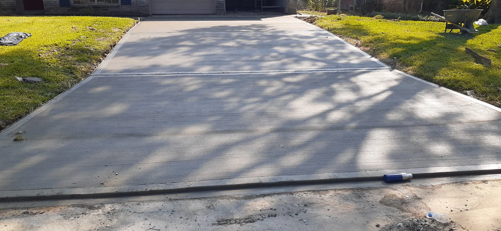 Wide concrete garage approach with a smooth layout